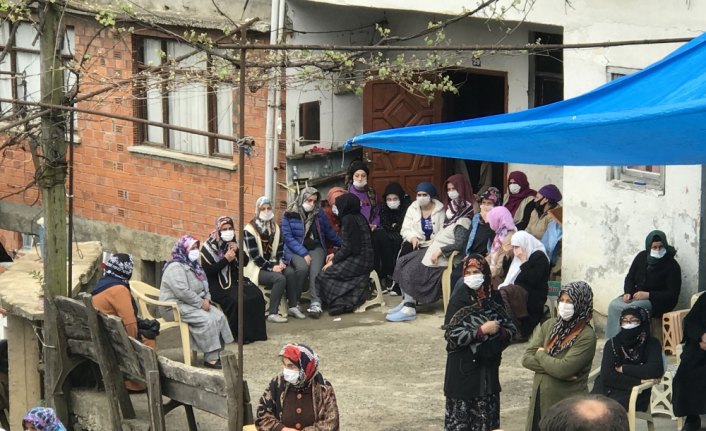 Rize'de silahlı kavgada ölen muhtar, eşi ve akrabası toprağa verildi