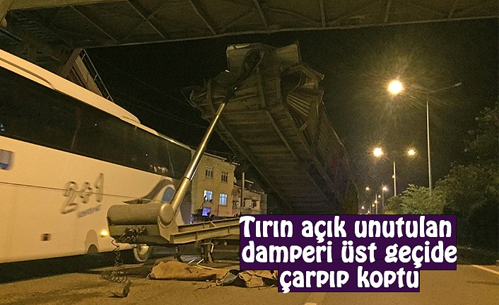 Tırın açık unutulan damperi üst geçide çarpıp koptu