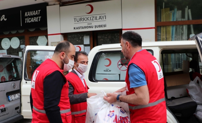 Türk Kızılay gönüllüleri köy köy dolaşıp gıda kolisi dağıtıyor