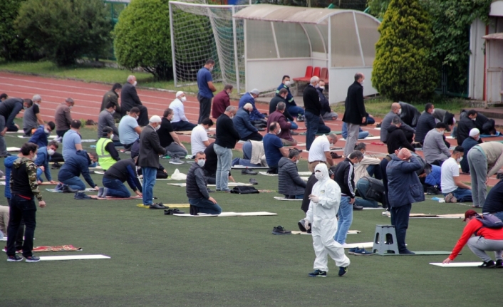 Zonguldak'ta cuma namazı salgın sonrası ilk kez kılınıyor