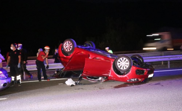 Bariyerlere ve önündeki araca çarpan otomobil takla attı: 5 yaralı