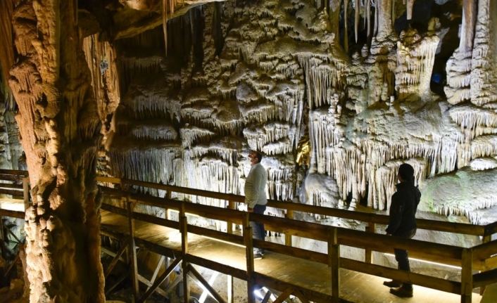 Doğu Karadeniz'in en önemli turizm merkezlerinden Karaca Mağarası ziyarete açıldı