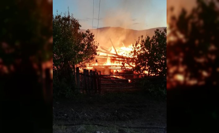 Kastamonu'da iki katlı ahşap ev yandı