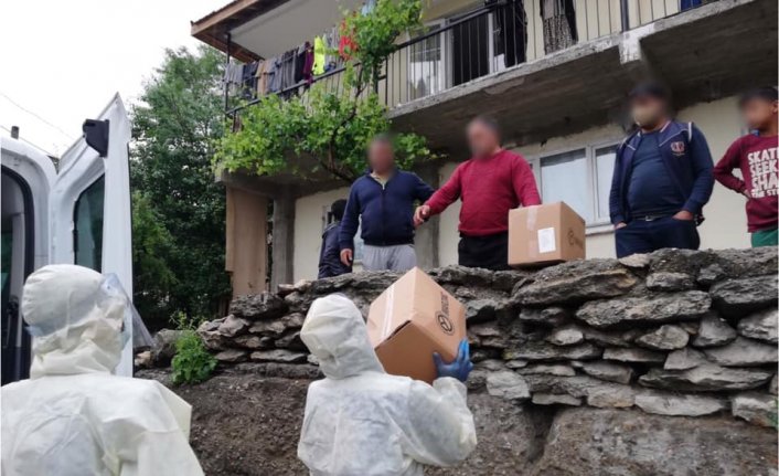 Safranbolu'da karantinaya alınan sokakta vatandaşlara gıda yardımı yapıldı