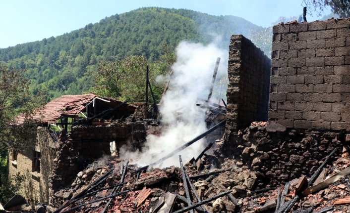 Karabük'te çıkan yangında iki ev yandı