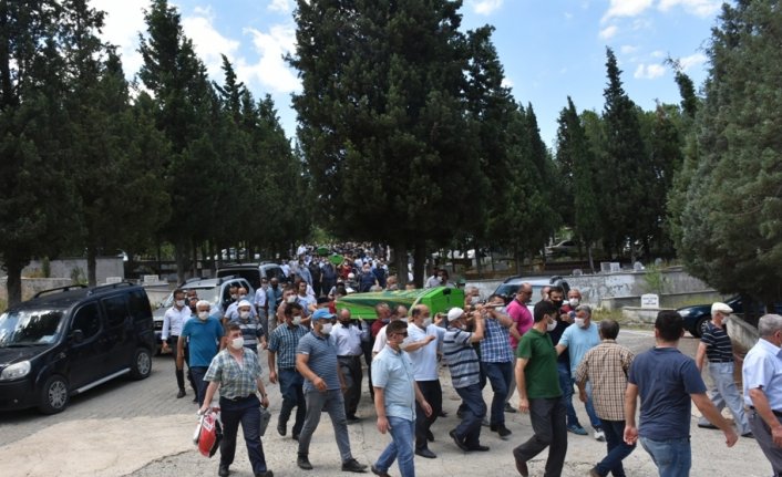 Sinop'ta denizde boğulan baba ve iki oğlunun cenazeleri toprağa verildi