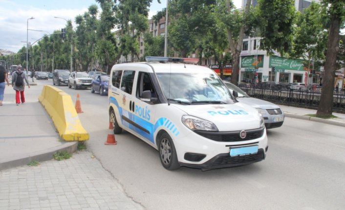 Trafikte telefonla konuşan polis memuruna ceza kesildi