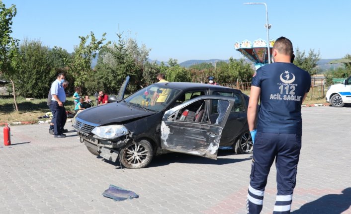 Bolu'da otomobilin tabelaya çarpıp savrulması güvenlik kamerasında