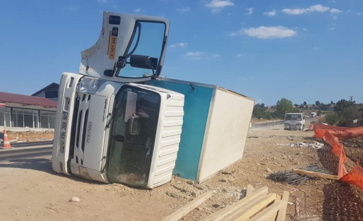 Vezirköprü'de devrilen kamyonetin sürücüsü yaralandı