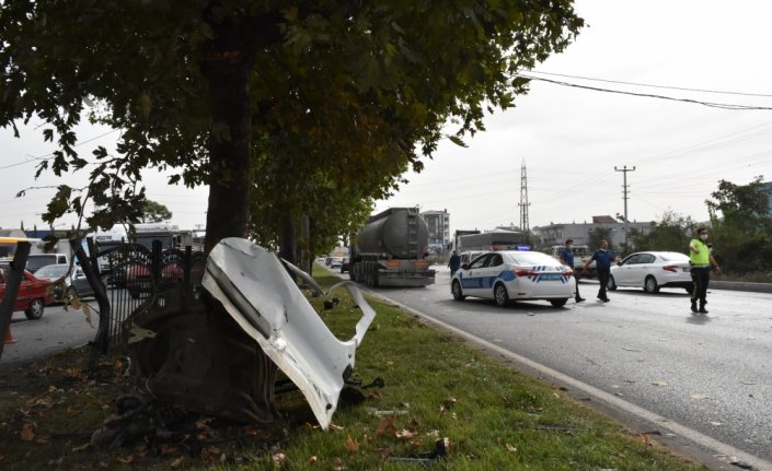 Samsun'da hafif ticari araç ağaca çarptı: 2 yaralı