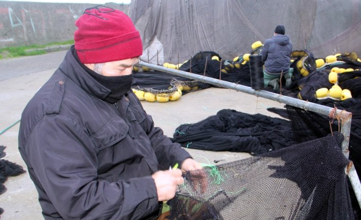 Karadeniz'de balıkçılar ağları 