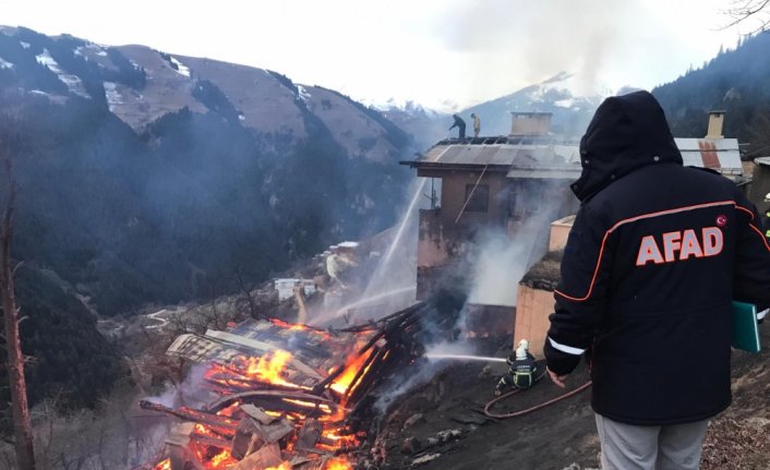 Rize'de Gölyayla köyünde çıkan yangın söndürüldü