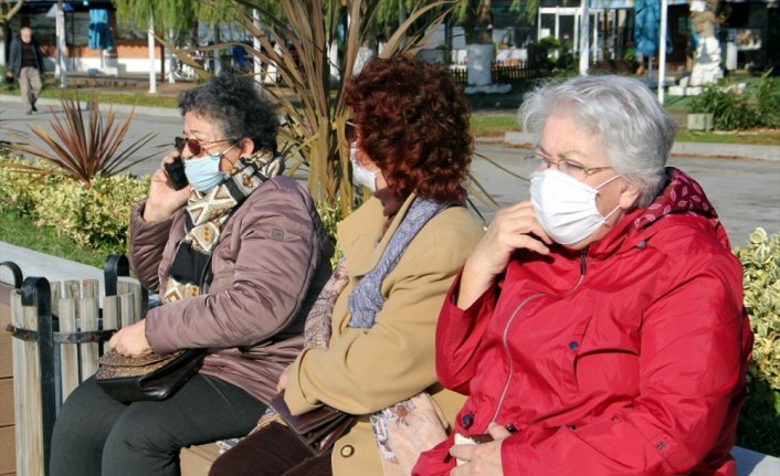 Sinop'ta 65 yaş ve üstü vatandaşlar güneşli havanın tadını çıkardı