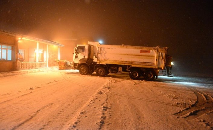 Tokat-Sivas kara yolunda kar ve tipi etkili oldu