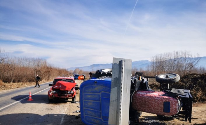 Tokat'ta otomobil ile traktör çarpıştı: 5 yaralı