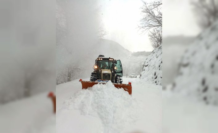 Batı Karadeniz'de kar yağışı nedeniyle 634 köy yolu ulaşıma kapandı