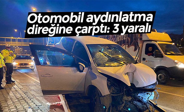 Otomobil aydınlatma direğine çarptı: 3 yaralı