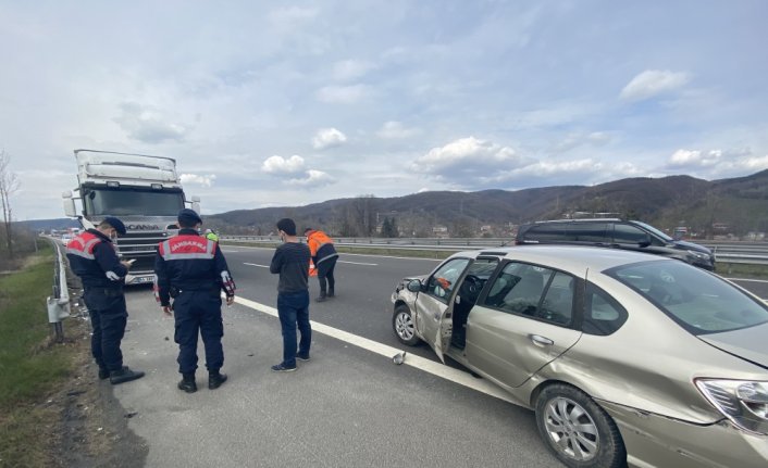 Anadolu Otoyolu'nda kaza yapan otomobildeki anne-kız yaralandı