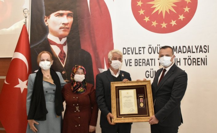 Gümüşhane'de bir gaziye Devlet Övünç Madalyası takdim edildi