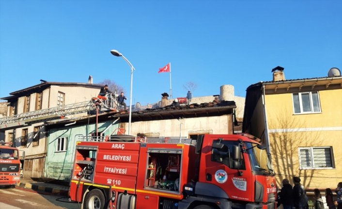 Kastamonu'da iki ahşap ev yandı