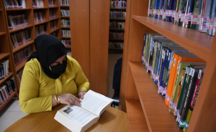 Kütüphanede geçen çocukluğunda edindiği alışkanlık sayesinde binlerce kitap okudu