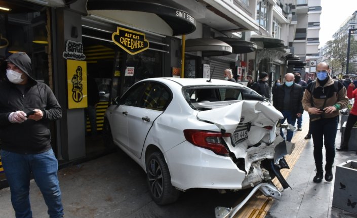 Samsun'da cipin çarptığı otomobil kafeye girdi: 4 yaralı