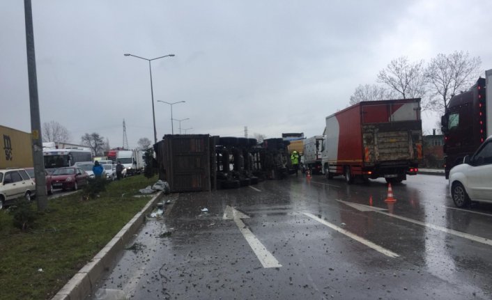 Samsun'da damperi açık kalan tır direğe çarparak devrildi