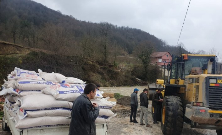 Yığılca'da hayvanlarına yem ulaştıramayan besiciye ekipler yardım etti