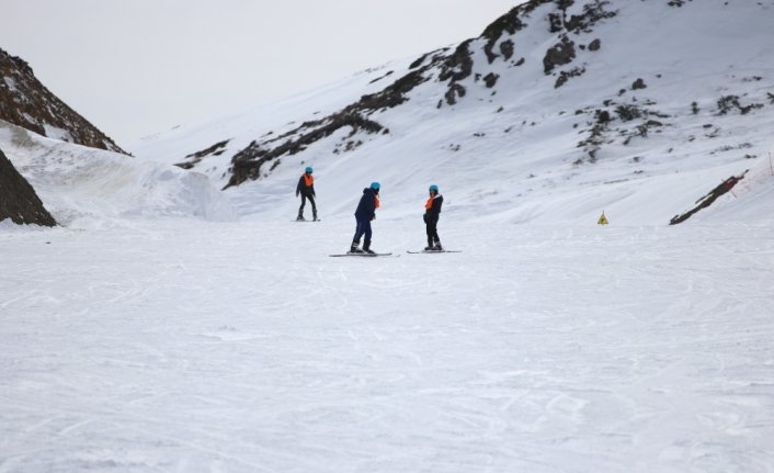 Yurduntepe Kayak Merkezi'nde hafta sonu yoğunluğu