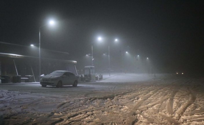 Zonguldak-İstanbul kara yolunda kar yağışı etkili oluyor