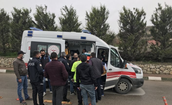 Karabük'te alkollü sürücünün kullandığı otomobil servis aracıyla çarpıştı: 5 yaralı