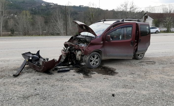 Karabük'te kontrolden çıkan hafif ticari araç elektrik direğine çarptı