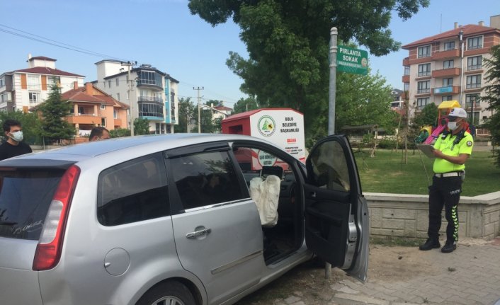 Bolu'da otomobil geri dönüşüm kutusuna çarptı: 1 yaralı