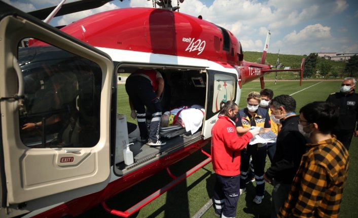 Düzce'de ambulans helikopter, trafik kazasında ağır yaralanan kadın için havalandı