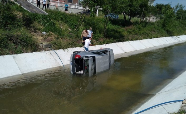 Düzce'de dereye devrilen otomobilin sürücüsü yaralandı