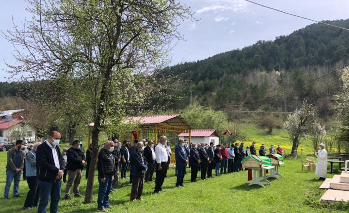 Kastamonu'daki yangında hayatını kaybeden anne ile kızının cenazeleri toprağa verildi