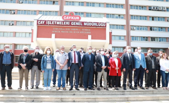 Rize'de bazı siyasi partiler, çay fiyatı ile ilgili açıklama yaptı