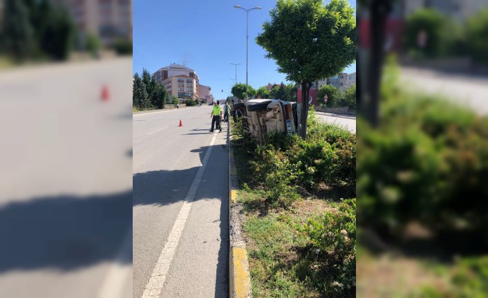 Safranbolu'da sürücüsü kediye çarpmamak için manevra yapan otomobil refüje devrildi