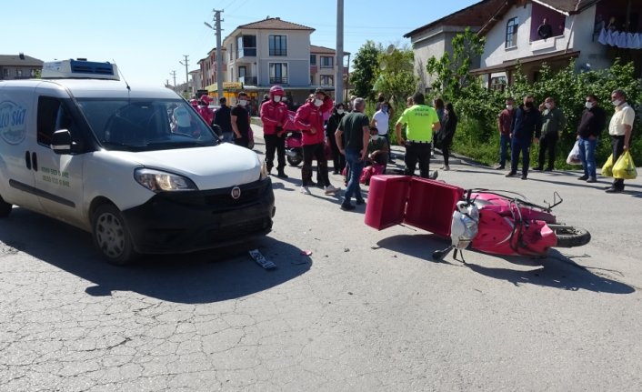 Ticari araçla çarpışan motosikletli kurye ağır yaralandı