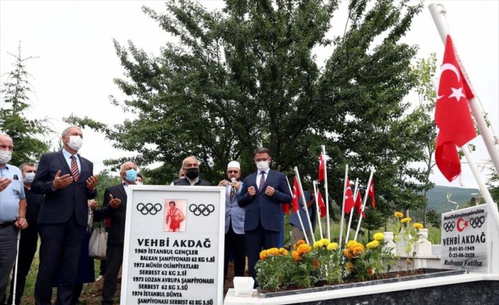 Eski milli güreşçi Vehbi Akdağ, Tokat'taki kabri başında anıldı