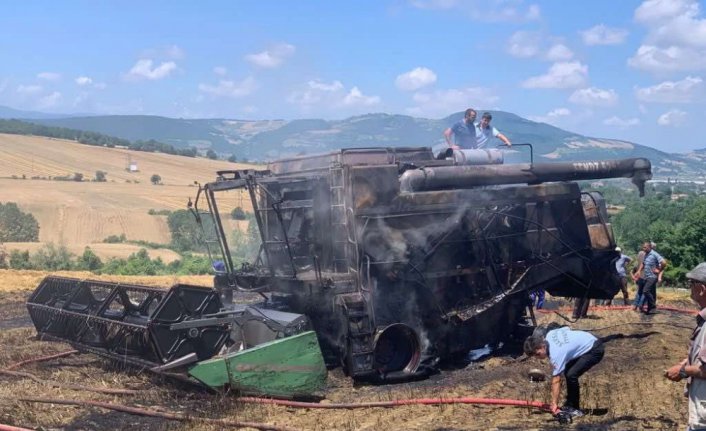 Samsun'da tarlada çalışan biçerdöver yanarak kullanılamaz hale geldi