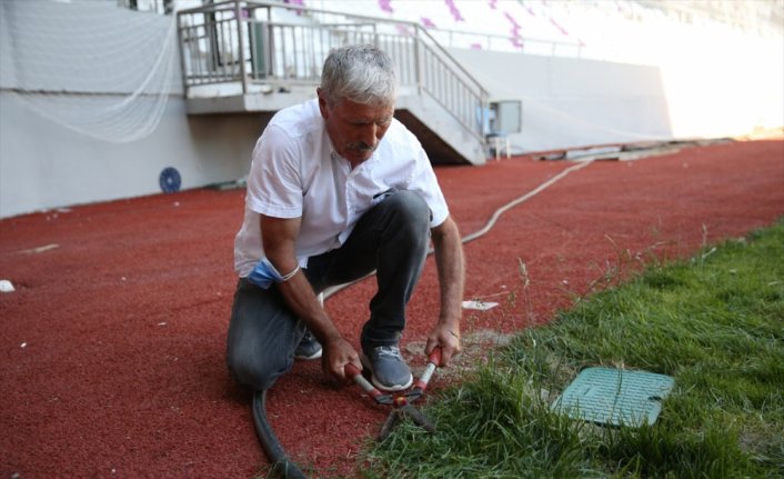 Stat çimlerine 35 yıldır gözü gibi bakıyor