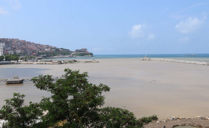 Zonguldak'ta sağanağın ardından denizin rengi değişti