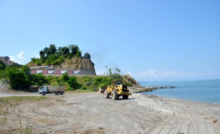 Alaplı'da sahiller belediye tarafından temizleniyor