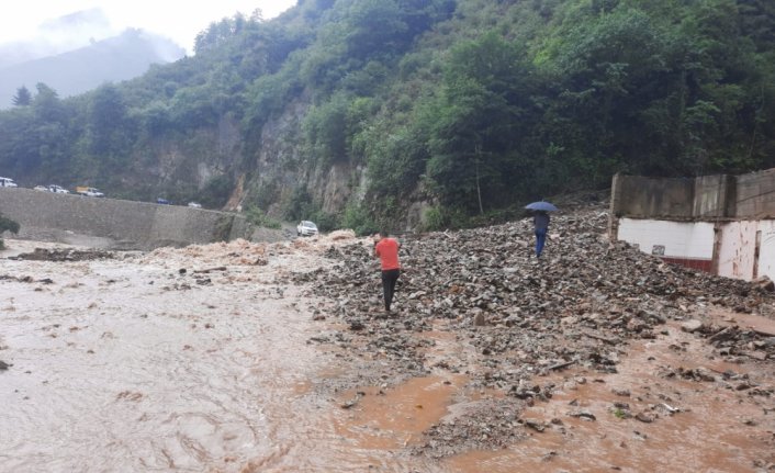 Giresun'un Güce ilçesinde etkili olan yağış hasara yol açtı