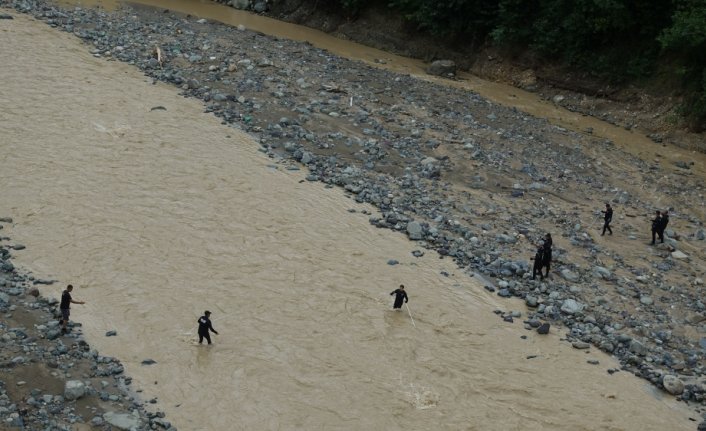 Murgul'daki selde kaybolan kişiyi arama çalışmaları sürüyor