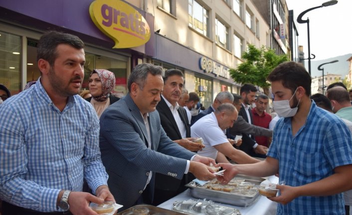 AK Parti Karabük teşkilatı vatandaşlara aşure ikram etti