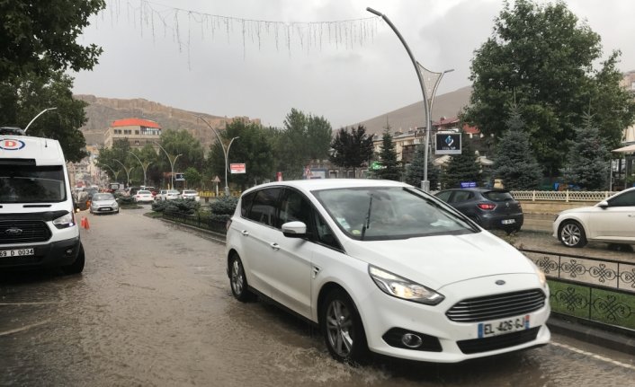 Bayburt'ta sağanak ve dolu etkili oldu