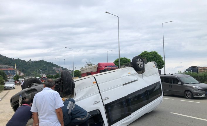 Giresun'da minibüs ile otomobil çarpıştı: 4 yaralı