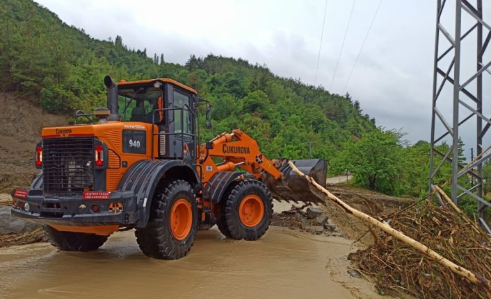 Kastamonu'da sel nedeniyle kapanan yolu açma çalışması yürütülüyor